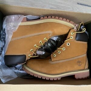 New Timberland classic 6 inch Boots, Youth/Junior size 5.New in box.